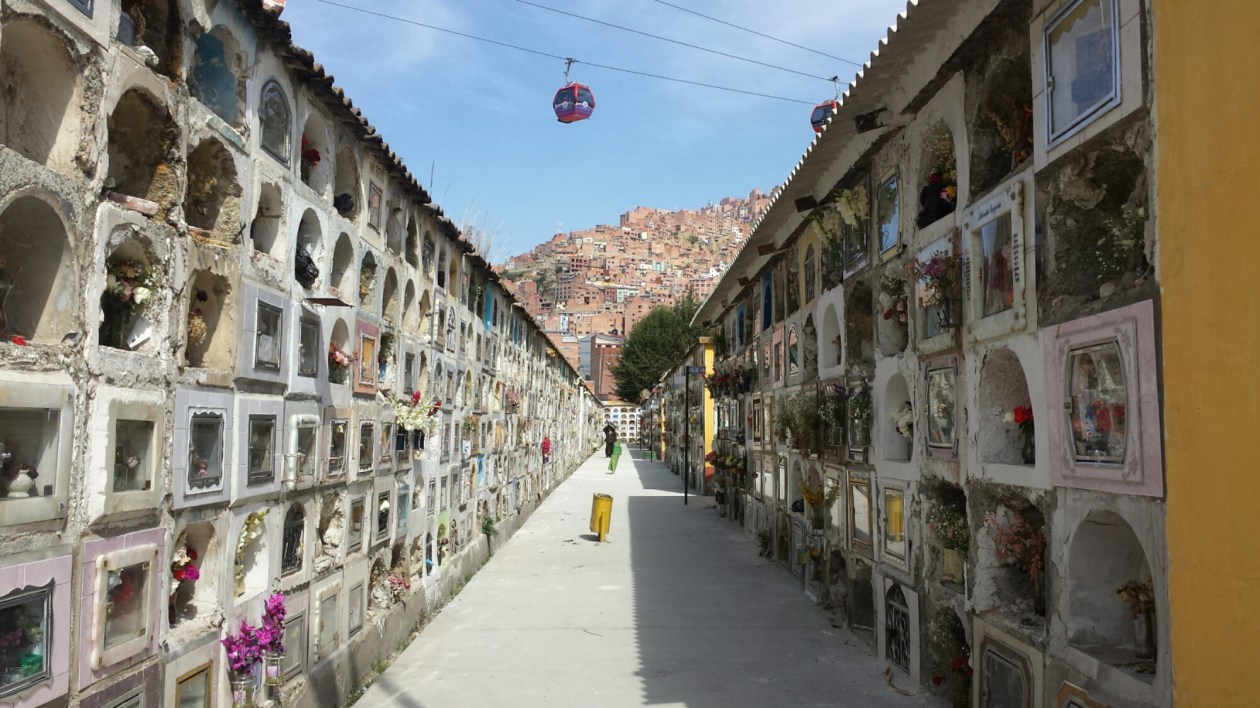The Mi Telerifico cable car (public transport) just cruises straight over the top of the cemetery.